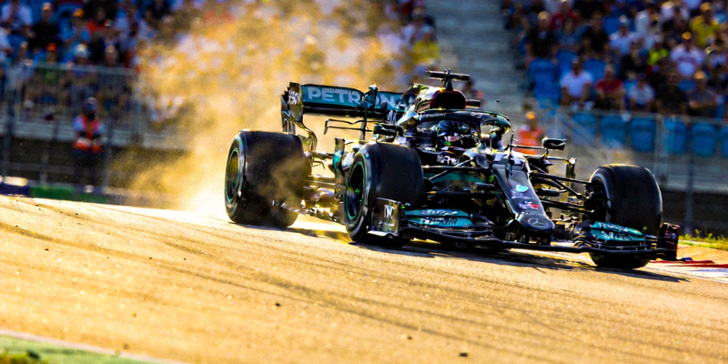 F1赛车比赛现场 - 赛车高速过弯精彩画面