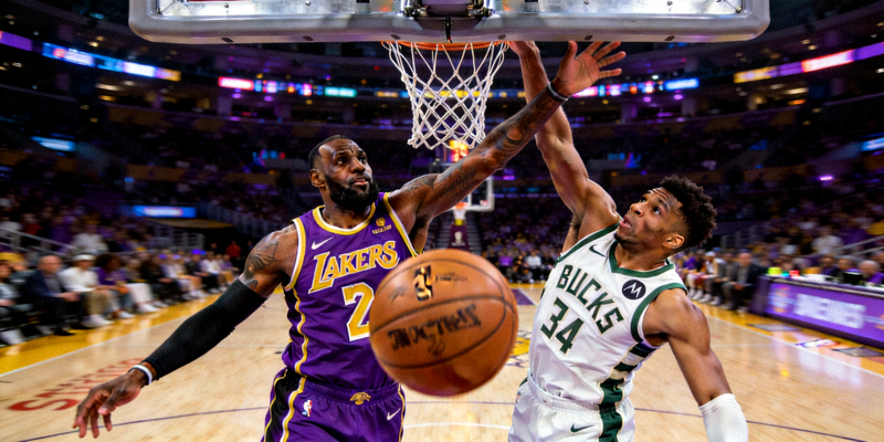 NBA季后赛激烈对抗 - 球员篮下争抢篮板球