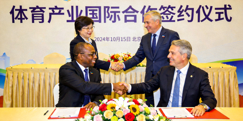 体育产业国际合作签约仪式：中外企业代表握手合作