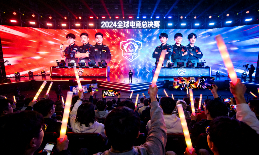 现代电竞体育场馆内观众观看大型赛事的热烈场景