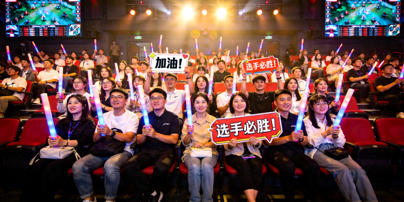 电竞比赛现场观众席 - 观众们文明观赛为选手加油