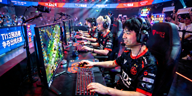 DOTA2国际邀请赛TI13预选赛比赛现场 - 选手激烈操作争夺出线名额