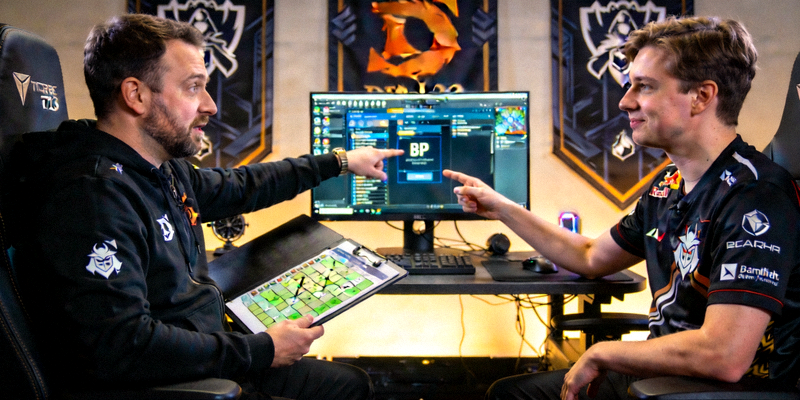 DOTA2 TI13预选赛战队BP阶段画面 - 教练与队员讨论战术策略
