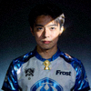 S赛冠军战队队长Frost选手定妆照，身穿队服眼神坚定