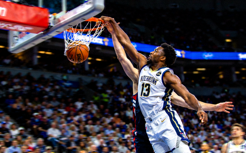 NBA篮球赛场扣篮精彩瞬间 - 运动员在空中对抗完成暴扣的画面