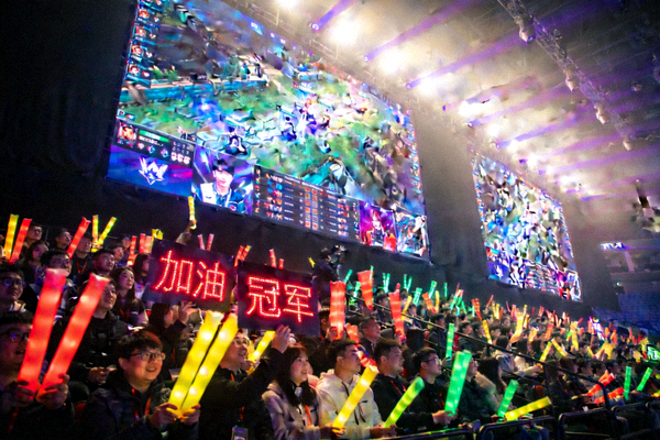 电子竞技赛事现场大屏幕与观众席的全景画面