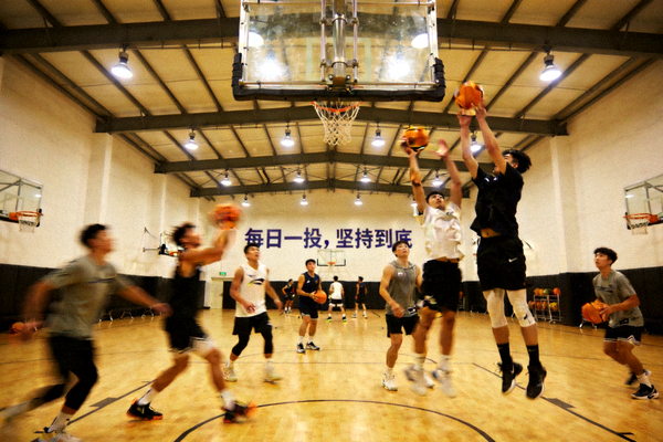 篮球训练馆内球员进行投篮练习的画面