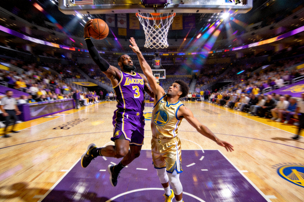 NBA篮球赛场扣篮精彩瞬间 - 运动员空中对抗