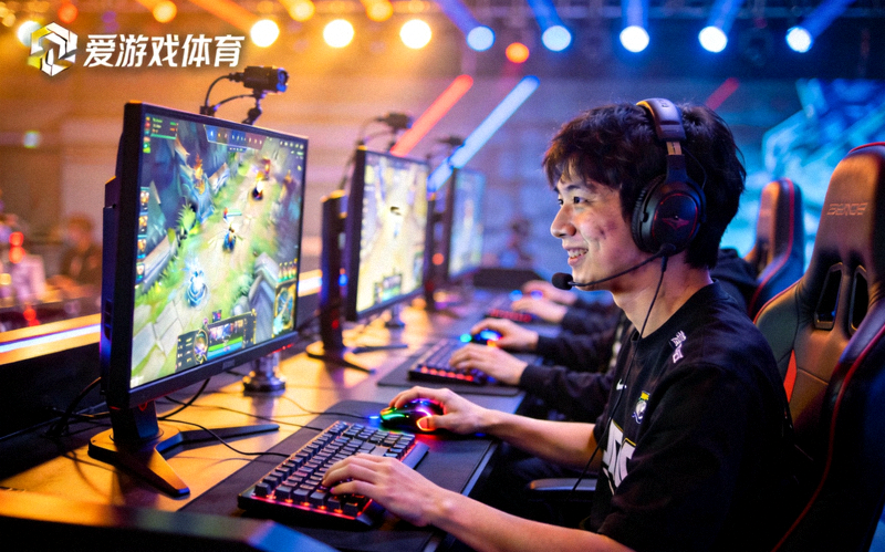 爱游戏体育电竞资讯配图 - 电竞比赛现场选手操作画面